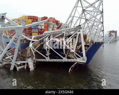 Dundalk, Vereinigte Staaten von Amerika. 28. März 2024. Das Frachtschiff MV Dali war in Stahlträgern aus dem Wrack der eingestürzten Francis Scott Key Bridge am 28. März 2024 in der Nähe von Dundalk, Maryland, eingehüllt. Die Brücke wurde am 26. März von dem 984-Fuß-Containerschiff MV Dali getroffen und stürzte zusammen, wobei sechs Arbeiter ums Leben kamen. Quelle: PO1 Paul Dragin/U. S Coast Guard/Alamy Live News Stockfoto