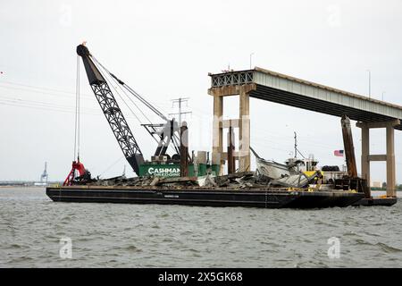 Dundalk, Vereinigte Staaten von Amerika. Mai 2024. Bergungsmannschaften verwenden eine hydraulische Bergungsklaue für schwere Lasten, um die Wrackteile der eingestürzten Francis Scott Key Bridge über den Patapsco River am 3. Mai 2024 in der Nähe von Dundalk, Maryland, zu beseitigen. Die Brücke wurde am 26. März von dem 984-Fuß-Containerschiff MV Dali getroffen und stürzte zusammen, wobei sechs Arbeiter ums Leben kamen. Quelle: Christopher Rosario/U. S Army Corps of Engineers/Alamy Live News Stockfoto