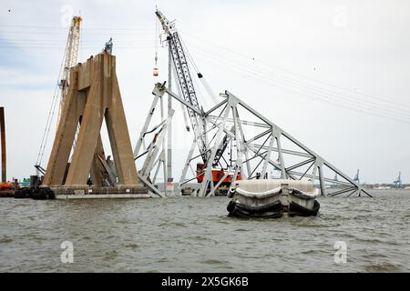 Dundalk, Vereinigte Staaten von Amerika. Mai 2024. Bergungsmannschaften verwenden eine hydraulische Bergungsklaue für schwere Lasten, um die Wrackteile der eingestürzten Francis Scott Key Bridge über den Patapsco River am 3. Mai 2024 in der Nähe von Dundalk, Maryland, zu beseitigen. Die Brücke wurde am 26. März von dem 984-Fuß-Containerschiff MV Dali getroffen und stürzte zusammen, wobei sechs Arbeiter ums Leben kamen. Quelle: Christopher Rosario/U. S Army Corps of Engineers/Alamy Live News Stockfoto