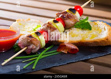 Shish Kebab aus Hammelfleisch mit Tomatensauce Stockfoto