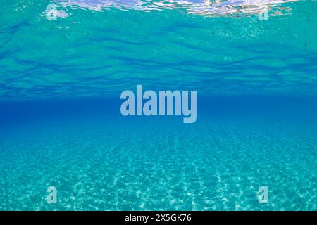 Ein Blick auf einen Sandboden und die Oberfläche des Pazifischen Ozeans an einem sonnigen klaren Tag, Hawaii. Stockfoto