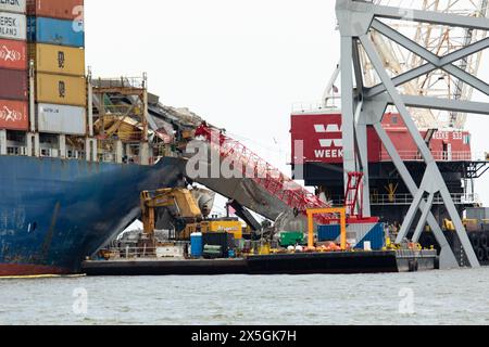 Dundalk, Vereinigte Staaten von Amerika. Mai 2024. Stahlträger und Trümmer aus Brückenabschnitt vier lagen über dem Bug des Frachtschiffes M/V Dali von der eingestürzten Francis Scott Key Bridge, 3. Mai 2024, in der Nähe von Dundalk, Maryland. Die Brücke wurde am 26. März von dem 984-Fuß-Containerschiff MV Dali getroffen und stürzte zusammen, wobei sechs Arbeiter ums Leben kamen. Quelle: Christopher Rosario/U. S Army Corps/Alamy Live News Stockfoto