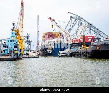 Dundalk, Vereinigte Staaten von Amerika. Mai 2024. Stahlträger und Trümmer aus Brückenabschnitt vier lagen über dem Bug des Frachtschiffes M/V Dali von der eingestürzten Francis Scott Key Bridge am 7. Mai 2024 in der Nähe von Dundalk, Maryland. Die Brücke wurde am 26. März von dem 984-Fuß-Containerschiff MV Dali getroffen und stürzte zusammen, wobei sechs Arbeiter ums Leben kamen. Kredit: Elizabeth Lockyear/U. S Army Corps/Alamy Live News Stockfoto