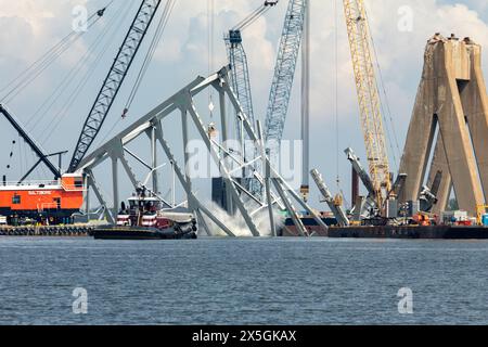 Dundalk, Vereinigte Staaten von Amerika. Mai 2024. Bergungsmannschaften verwenden eine hydraulische Bergungsklaue, um das Wrack der eingestürzten Francis Scott Key Bridge über den Patapsco River am 7. Mai 2024 in der Nähe von Dundalk, Maryland, zu beseitigen. Die Brücke wurde am 26. März von dem 984-Fuß-Containerschiff MV Dali getroffen und stürzte zusammen, wobei sechs Arbeiter ums Leben kamen. Quelle: Christopher Rosario/U. S Army Corps of Engineers/Alamy Live News Stockfoto