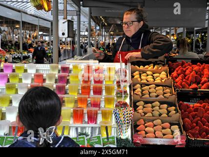 Ein Verkäufer mit bunten Fruchtgetränken auf dem Bolhao Markt in Porto, Portugal, Europa Stockfoto
