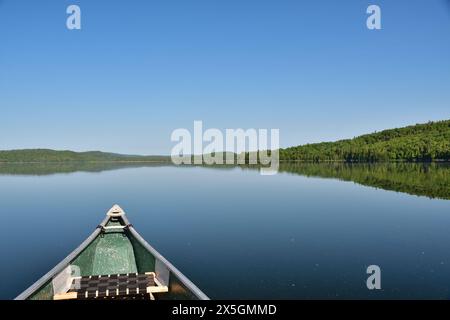 La Mauricie Nationalpark Caribou See. Der perfekte Tag, um mit dem Kanu auszugehen. Ruhiges Wasser für einen fantastischen Paddeltag. Ruhiger See mit Uferlinie im Hinterland Stockfoto