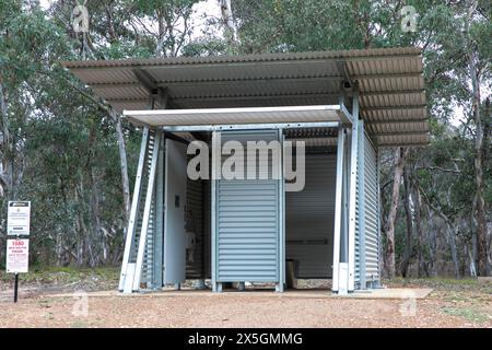 Turon-Nationalpark im regionalen New South Wales, Toiletten, die von Nationalparks für Besucher und Leute, die im Nationalpark campen, bereitgestellt werden. Stockfoto