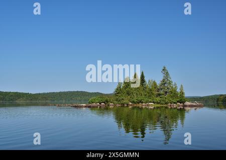 La Mauricie Nationalpark Caribou See. Ruhiger See mit kleiner Insel Stockfoto