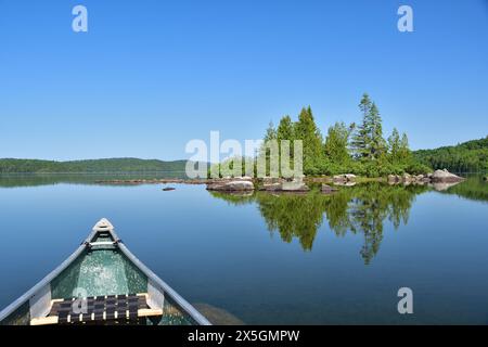 La Mauricie Nationalpark Caribou See. Der perfekte Tag, um mit dem Kanu auszugehen. Ruhiges Wasser für einen fantastischen Paddeltag. Ruhiger See mit kleiner Insel Stockfoto