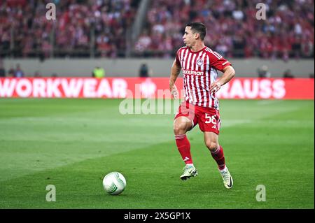 Piräus, Lombardei, Griechenland. Mai 2024. 56 DANIEL PODENCE von Olympiacos Piräus spielt während der UEFA Conference League, Halbfinale, 2. Legs, Spiel zwischen Olympiacos Piräus und Aston Villa FC am 9. Mai 2024 im Georgios Karaiskakis Stadium in Piräus. (Kreditbild: © Stefanos Kyriazis/ZUMA Press Wire) NUR REDAKTIONELLE VERWENDUNG! Nicht für kommerzielle ZWECKE! Stockfoto