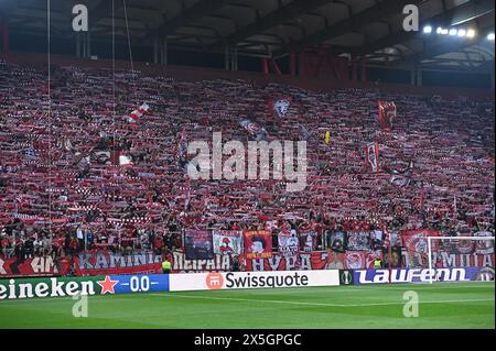 Piräus, Lombardei, Griechenland. Mai 2024. Olympiacos Piräus Fans haben Spaß während der UEFA Conference League, im Halbfinale, im zweiten Leg, beim Spiel zwischen Olympiacos Piräus und Aston Villa FC im Georgios Karaiskakis Stadium am 9. Mai 2024 in Piräus, Griechenland. (Kreditbild: © Stefanos Kyriazis/ZUMA Press Wire) NUR REDAKTIONELLE VERWENDUNG! Nicht für kommerzielle ZWECKE! Stockfoto