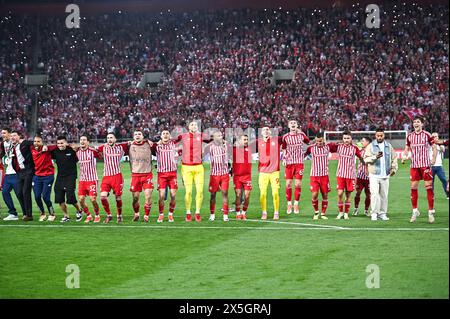 Piräus, Lombardei, Griechenland. Mai 2024. Spieler von Olympiacos Piräus feiern den Sieg während der UEFA Conference League, Halbfinale, 2. Leg, Spiel zwischen Olympiacos Piräus und Aston Villa FC im Georgios Karaiskakis Stadium am 9. Mai 2024 in Piräus, Griechenland. (Kreditbild: © Stefanos Kyriazis/ZUMA Press Wire) NUR REDAKTIONELLE VERWENDUNG! Nicht für kommerzielle ZWECKE! Stockfoto