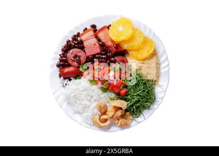 Brasilianische Feijoada, traditionelles Essen aus der brasilianischen Küche, auf Keramikplatte isoliert weißem Hintergrund. Draufsicht Stockfoto