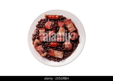 Brasilianische Feijoada, traditionelles Essen aus der brasilianischen Küche, auf Keramikplatte isoliert weißem Hintergrund. Draufsicht Stockfoto