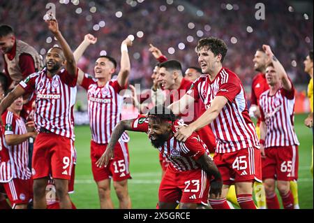 Piräus, Lombardei, Griechenland. Mai 2024. Spieler von Olympiacos Piräus feiern den Sieg während der UEFA Conference League, Halbfinale, 2. Leg, Spiel zwischen Olympiacos Piräus und Aston Villa FC im Georgios Karaiskakis Stadium am 9. Mai 2024 in Piräus, Griechenland. (Kreditbild: © Stefanos Kyriazis/ZUMA Press Wire) NUR REDAKTIONELLE VERWENDUNG! Nicht für kommerzielle ZWECKE! Stockfoto