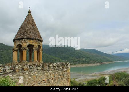 Luftaufnahme des Ananuri Festungskomplexes in Georgia, bewölkter Himmel mit Kopierraum für Text Stockfoto