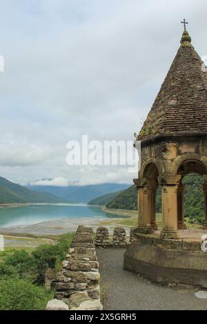 Glockenturm der Ananuri-Festung in der Nähe des gleichnamigen Dorfes Georgien. BEWÖLKTER HIMMEL MIT KOPIERRAUM Stockfoto