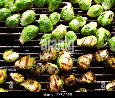 Gegrillte Rosenkohl, verkohltes Gemüse, gekochtes Essen, Food Blog Stockfoto