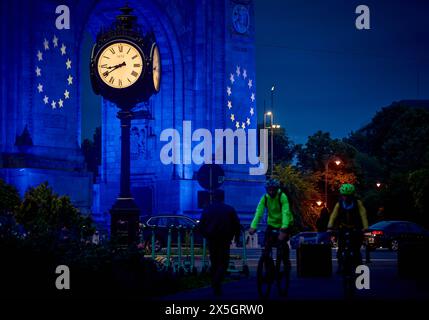 Bukarest, Rumänien. 9. Mai 2024: Der Triumphbogen wird in den Farben der Flagge der Europäischen Union zum Europatag in Bukarest beleuchtet. Quelle: Lucian Alecu/Alamy Live News Stockfoto