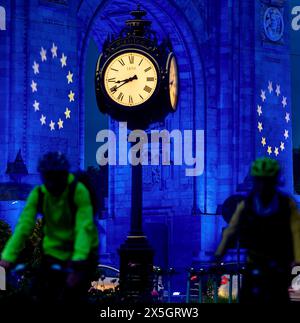 Bukarest, Rumänien. 9. Mai 2024: Der Triumphbogen wird in den Farben der Flagge der Europäischen Union zum Europatag in Bukarest beleuchtet. Quelle: Lucian Alecu/Alamy Live News Stockfoto