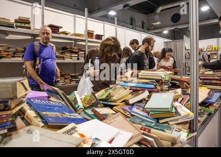 Kunden, die an den Regalen eines Second-Hand-Buchhandels in Belgrad, Serbien, vorbeifahren und alte Bücher, serbisch und Fremdsprache ansehen, die verkauft werden können. Stockfoto