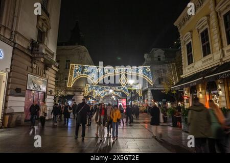 Bild der Belgrader Weihnachtsdekoration auf der Kneza Mihailova (knez mihailo) Straße bei Nacht mit einer Menge Fußgänger zu Fuß in Belgrad, Stockfoto