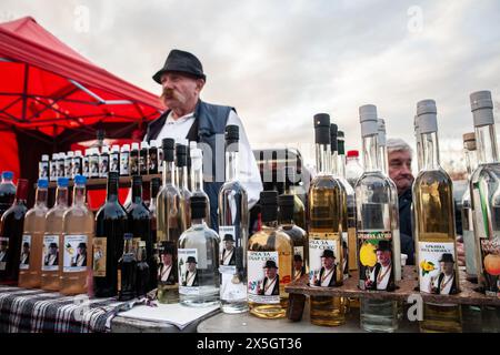 Bild von verschiedenen Rakijas, ausgestellt in Rumenka, auf einem Markt in Serbien. Raki, Raki oder Raki ist der Sammelbegriff für Obstbrand, der in der populär ist Stockfoto