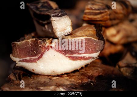 Bild von serbischem Speck und anderen geräucherten Fleischprodukten sowie gepökeltem Fleisch zum Verkauf auf einem serbischen Markt in Kacarevo. Stockfoto