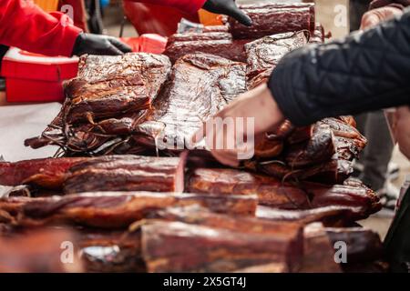 Bild von serbischem Speck und anderen geräucherten Fleischprodukten sowie gepökeltem Fleisch zum Verkauf auf einem serbischen Markt in Kacarevo. Stockfoto