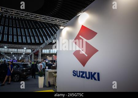 Bild eines Schildes mit dem Logo der Suzuki Motor Corporation in ihrem Hauptgeschäft in Belgrad, Serbien. Die Suzuki Motor Corporation ist ein japanischer Multinati Stockfoto