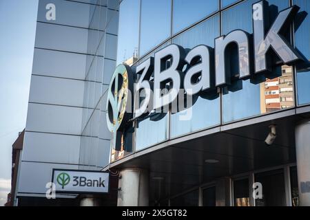 Bild eines Schildes mit dem Logo von 3bank am Hauptsitz in Novi Sad, Serbien. 3 Bank oder 3banka ist eine Bank, die in Serbien tätig ist und eine Primar hat Stockfoto