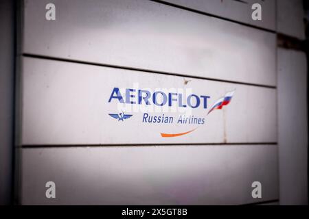 Bild eines Schildes mit dem Logo von Aeroflot auf einem ehemaligen Einzelhändler in Novi Sad, Serbien. PJSC Aeroflot – Russian Airlines, auch bekannt als Aeroflot, IS Stockfoto