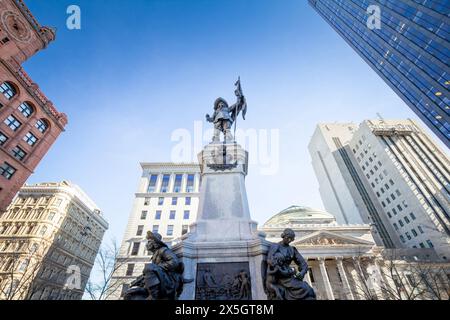 Bild des Maisonneuve-Monuments an einem blauen Nachmittag auf dem Place d'Armes-Platz in der Innenstadt von Montreal, Quebec, Kanada. 1895 eröffnet, dieser Monat Stockfoto