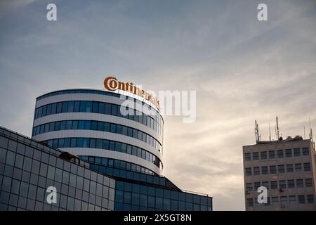 Bild eines Schildes mit dem Logo von Continental an ihrem lokalen Hauptsitz in Belgrad, Serbien. Continental AG, allgemein bekannt als Continental oder Collo Stockfoto