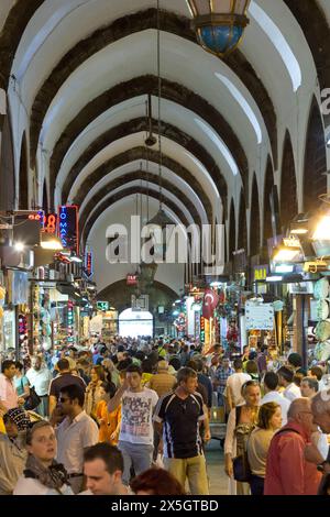 Auswahl an Speisen, Kunst und Menschen, Istanbul Türkiye Türkei Stockfoto