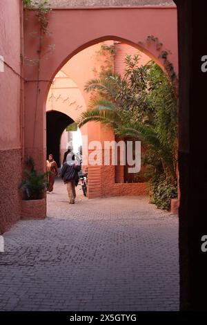 Straßenszenen aus Marrakesch Marokko, einschließlich verwinkelter Gassen durch den Souk und der Jemma el Fnaa bei Sonnenuntergang Stockfoto