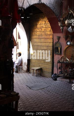 Straßenszenen aus Marrakesch Marokko, einschließlich verwinkelter Gassen durch den Souk und der Jemma el Fnaa bei Sonnenuntergang Stockfoto