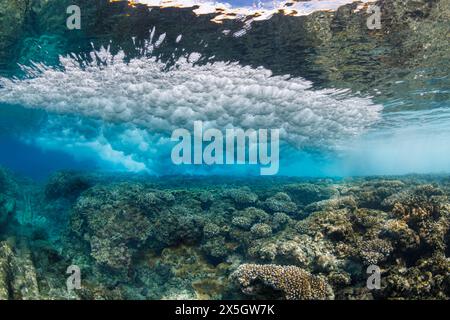 Surfstürze am Riff vor Guam Beach auf der Insel Guam in Mikronesien. Stockfoto