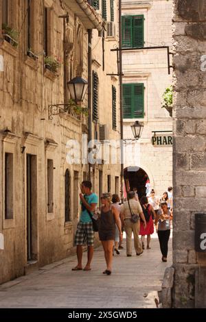 Reisefotografie Bilder von Kotor, Montenegro. Balkan, malerische Landschaft, Altstadt, Kopfsteinpflasterstadt. Stockfoto