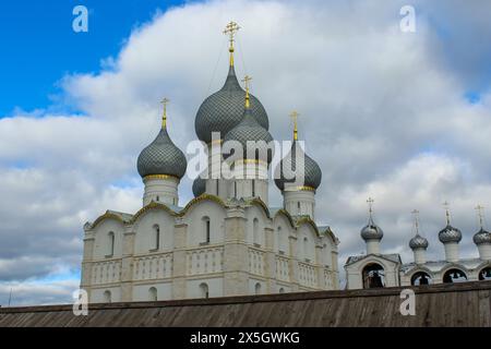 Winteransicht des mittelalterlichen Kremls in Rostow dem Großen als Teil der Gruppe mittelalterlicher Städte des Goldenen Rings im Nordosten von Moskau, Russland. Inkl. Stockfoto