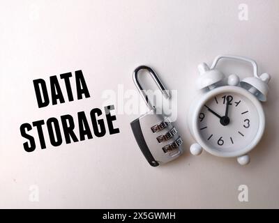 Vorhängeschloss von oben und Rechner mit TEXTDATENSPEICHERUNG auf weißem Hintergrund. Stockfoto