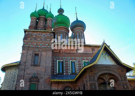 Kirche Johannes des Täufers (1671-1687) Nahaufnahme an einem Oktobernachmittag. Jaroslawl, der Goldene Ring Russlands Stockfoto