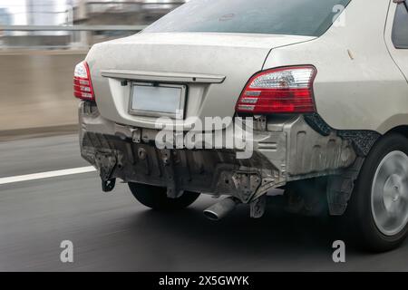 Ein Auto fährt auf der Straße ohne hinteren Stoßfänger Stockfoto