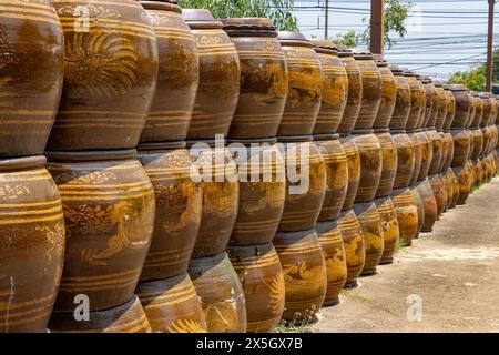 Reihen glasierter Wasserbehälter mit Drachenmuster Stockfoto