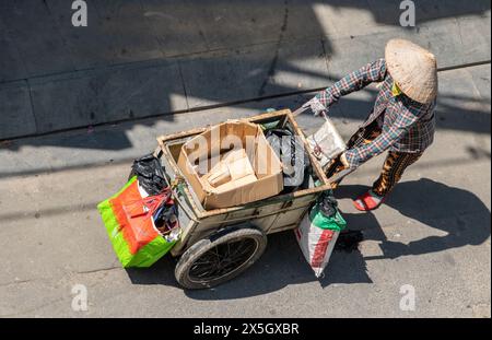 Sammlung von recycelbaren Abfällen in den Straßen von Ho Chi Minh City, Vietnam. Stockfoto