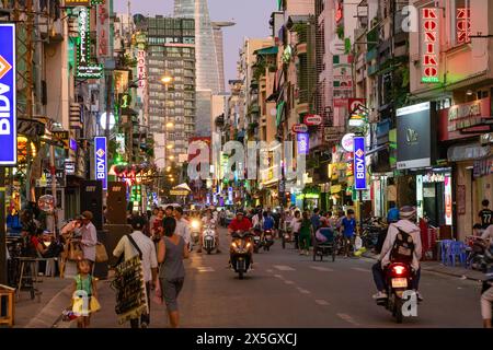 SAIGON, VIETNAM, 17. Dezember 2017, Sonnenuntergang in den Straßen von Saigon. Abend im Zentrum von Ho-Chi-Minh-Stadt. Stockfoto