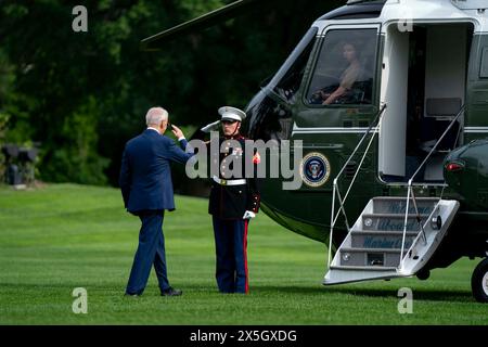 US-Präsident Joe Biden begrüßt die Marine Guard, als er sich am Donnerstag, den 9. Mai 2024, auf dem Weg nach San Francisco im Weißen Haus in Washington, DC, vorbereitet. Kredit: Bonnie Cash/Pool über CNP Stockfoto