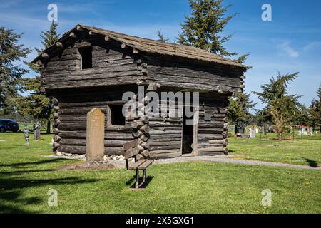 WA25216-00...WASHINGTON - Davis Blockhouse, erbaut 1857 auf Whidbey Island in der Nähe von Coupeville, heute auf dem Sunnyside Cemetery. Stockfoto