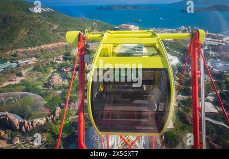 Riesenrad Über Dem Blauen Himmel. Bunte Kabinen eines Riesenrads über einem blauen Himmel. Karussell. Buntes Riesenrad am blauen Himmel. Blick auf Vienpearl Isla Stockfoto
