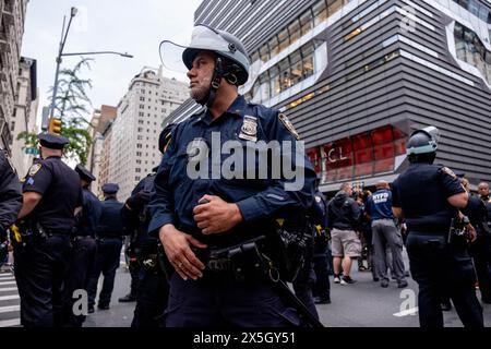 New York, Usa. Mai 2024. NYPD Offizier bei der Intersction auf der Fifth Avenue vor dem New School Gebäude. Heute fand eine propalästinensische Kundgebung vor der New School statt, um „das letzte verbliebene Lager in New York zu schützen“. Das Lager wurde Mittwochabend von der Fakultät der New School in der Lobby eines der akademischen Gebäude der Fifth Avenue eingerichtet. Der Protest endete mit mehreren Verhaftungen, darunter zwei Gegenprotestierende, die verhaftet wurden, weil sie mehrere Demonstranten mit Keule beschossen hatten. (Foto: Syndi Pilar/SOPA Images/SIPA USA) Credit: SIPA USA/Alamy Live News Stockfoto